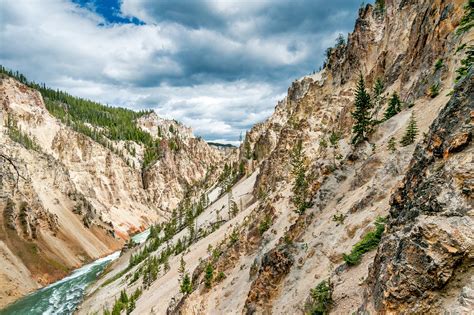 10 Best Hiking Trails in Yellowstone National Park - Take a Walk ...