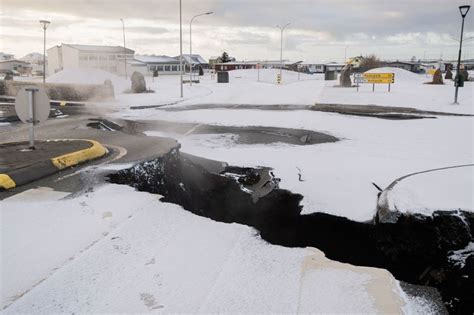 Iceland volcano to spark 'fountain of lava' with residents facing ...