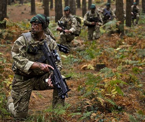 Royal Marine Commandos on exercise in the English countryside [1000x845 ...