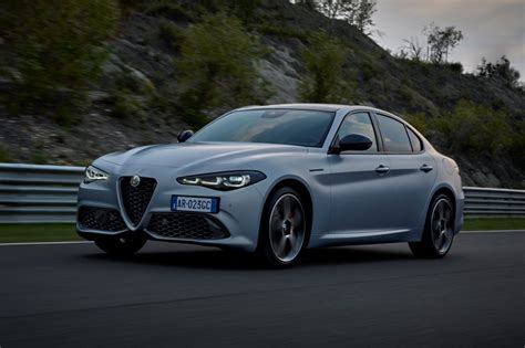 Alfa Romeo Giulia 2023: più tecnologia e serie speciale Competizione ...