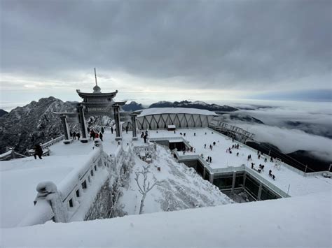 Tourists rush to Fansipan to see snow