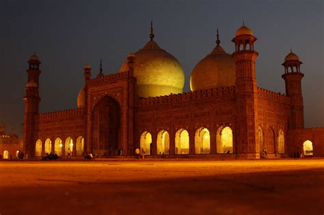 Badshahi Mosque at night - Lahore, Punjab, Pakistan : r/ArchitectureFans