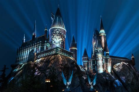 “The Nighttime Lights at Hogwarts Castle” Returns to Universal Studios ...