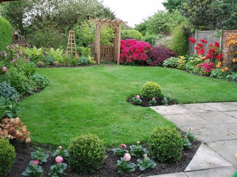 Garden Borders | Small backyard landscaping, Small garden landscape ...