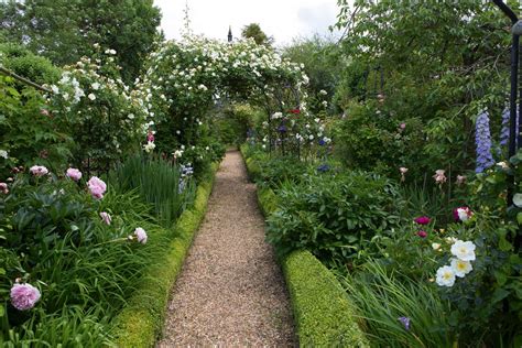 How to design a garden path – expert advice on creating the perfect ...