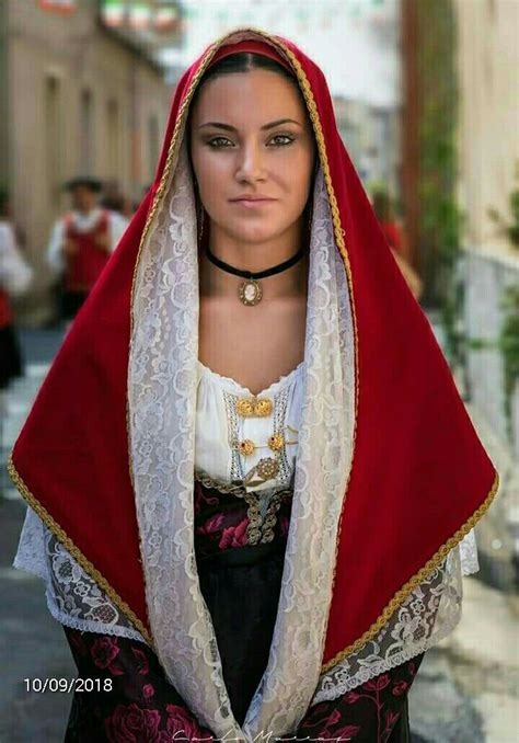 Costume femminile, Sardegna | Italian traditional dress, Fashion ...