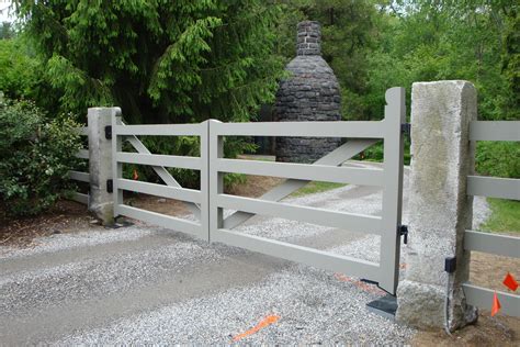 Driveway Gate Posts | Farm gate, Driveway gate, Farm gates entrance