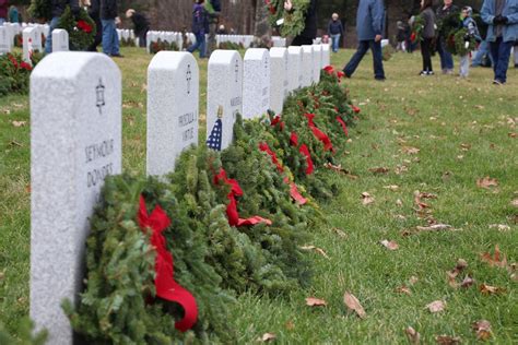 DAR selling wreaths for placement at national veterans cemetery in Saratoga