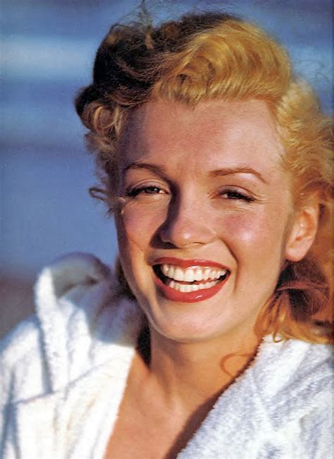 Celebrity Fashion Styles: Marilyn Monroe Beach Photo Shoot