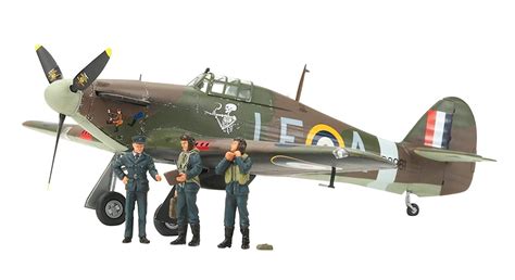 Amazon.com: Tamiya 37011 1/48 Hawker Hurricane Mk.I w/3 Figures: Toys ...