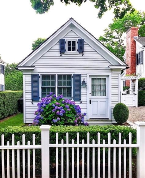 20 White Picket Fence Landscaping Ideas and Designs