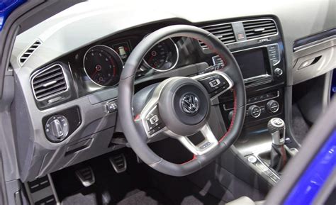 VOLKSWAGEN GOLF - volkswagen-golf_interior_18.jpg