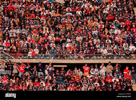 Football stadium crowd hi-res stock photography and images - Alamy