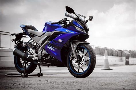 Yamaha YZF R15 V4 : Price, Features, Specifications