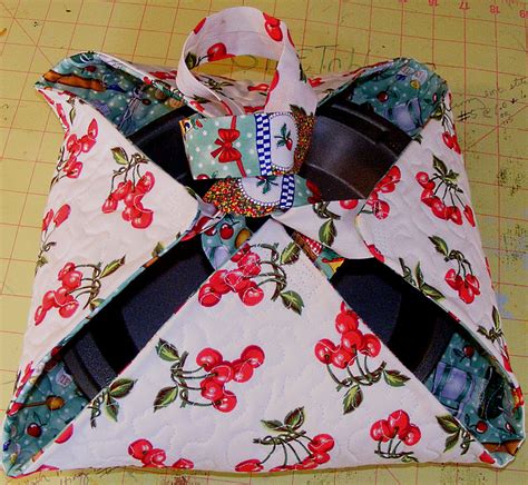 karens crafty world: Tutorial: Quilted Casserole Carrier in 6 easy steps.