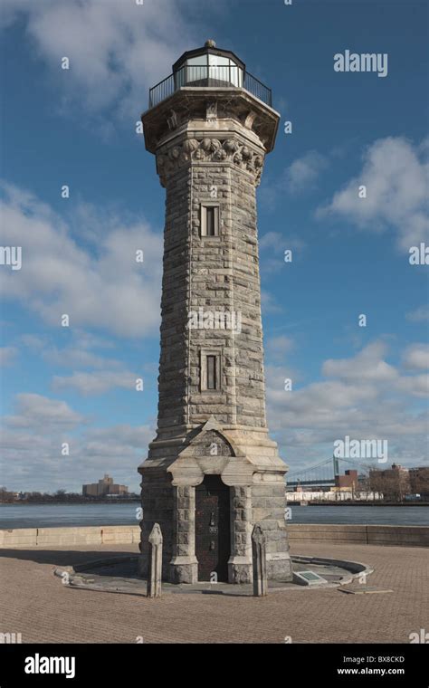 Blackwell Island Lighthouse on the northern tip of Roosevelt Island in ...