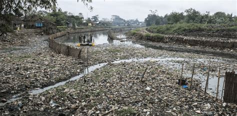 Membuang Sampah di Sungai Bikin Sungai Indonesia Tercemar Berat