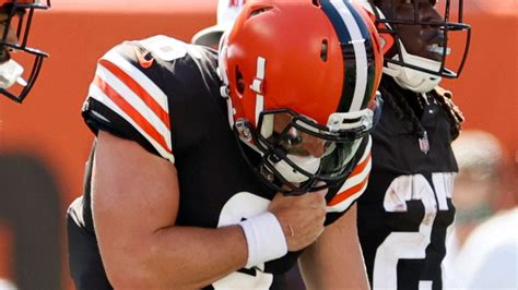 Browns' Baker Mayfield gives fans scare with shoulder injury, returns ...