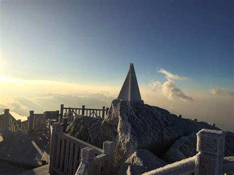 Snow blankets Fansipan Mountain - News VietNamNet