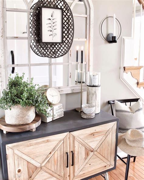 We love the way The Trayer Tribe styled this modern farmhouse entryway ...