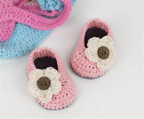 Little Daisy Crochet Baby Booties - Free Pattern | Croby Patterns