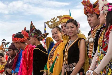 Traditional Clothes of Malaysia - Malaysian Cultural Outfits ...