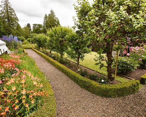 Gravel garden ideas: 10 low-maintenance dry garden schemes | Homes ...