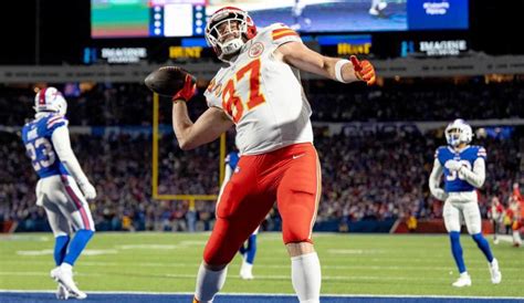 Chiefs tight end Travis Kelce makes NFL playoff history with QB Patrick ...