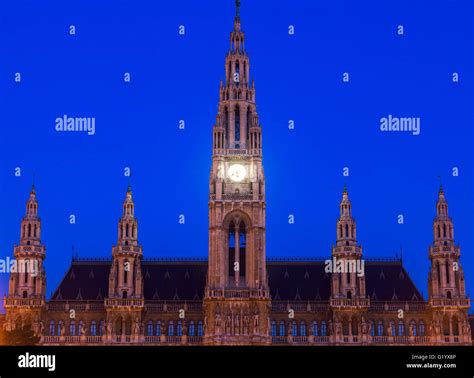 Vienna skyline at night hi-res stock photography and images - Alamy