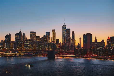 the new york city skyline and manhattan bridge at sunset, manhattan in ...