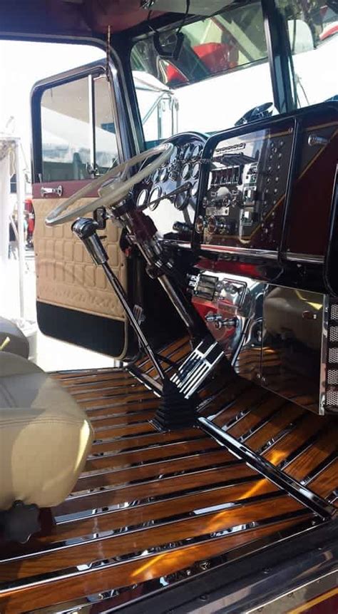 Beautiful interior of this 359 Peterbilt | Big rig trucks, Peterbilt ...