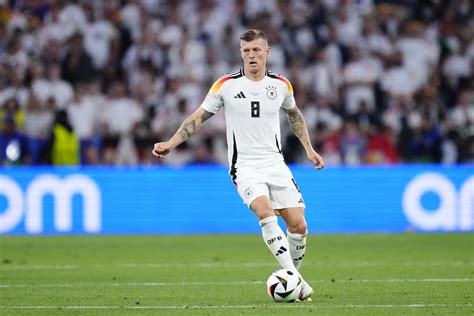 BALL PASSING MACHINE: Toni Kroos makes 'GREAT' 101/102 pass against ...