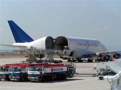 The Battle Of The Beasts: The Boeing Dreamlifter vs Airbus Beluga XL ...