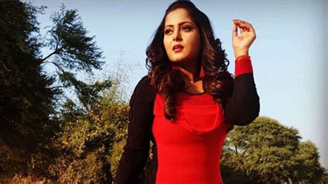 Bhojpuri 'hot cake' Anjana Singh flaunts her colourful attire in new ...