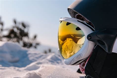 How to Choose the Perfect Ski and Snowboarding Goggles