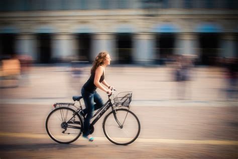 How To Use Panning To Show Motion In Photography | Icon Photography School