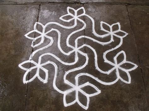 Rangoli designs/Kolam: S.No. 68 :-11-6 pulli kolam - interlaced dots kolam