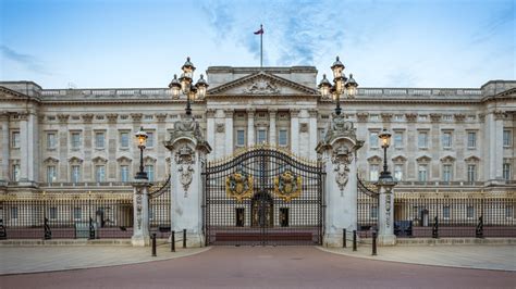 This Is How Many People Actually Live In Buckingham Palace - best ...