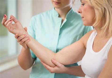 What causes elbow pain? Improve inner joint pain and know how to treat