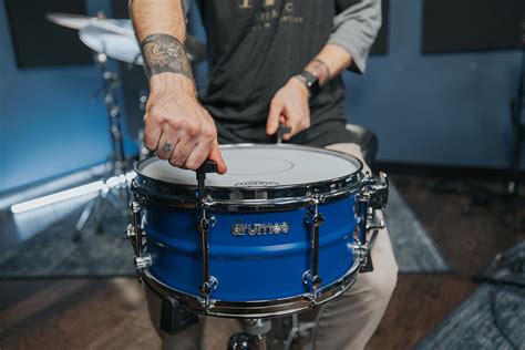 How To Tune A Snare Drum - Gear