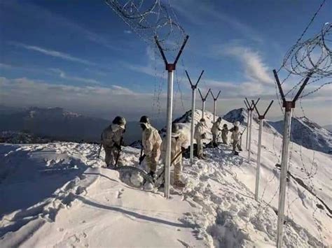 Picture shows Pakistan Army installing fence on what will be the world ...