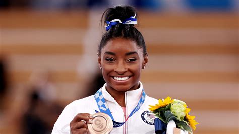 Simone Biles Returns From the Tokyo Olympics With Curly Box Braids ...