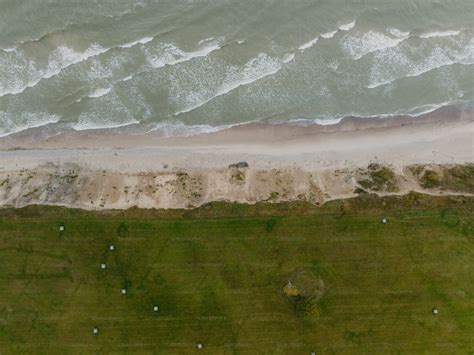 An aerial view of a beach and ocean photo – Minimalist Image on Unsplash