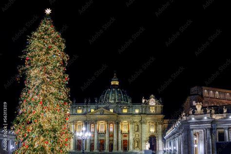 St. Peter's Square illuminated at night and decorated for Christmas ...