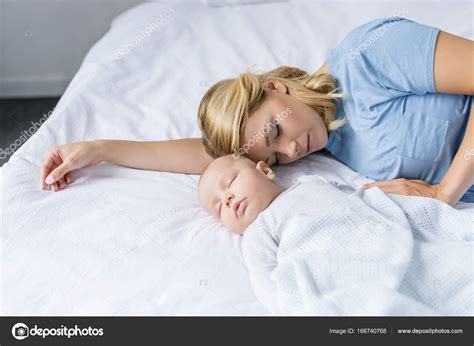 Mother and baby sleeping together — Stock Photo © AntonLozovoy #166740768