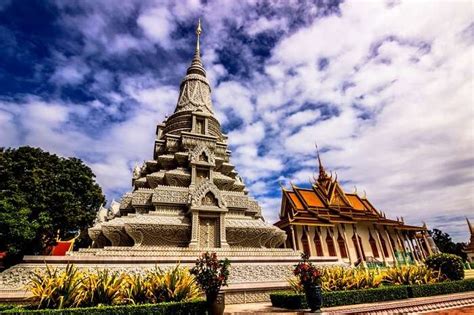 Royal Palace In Phnom Penh: The Magnolious Khmer Palace!