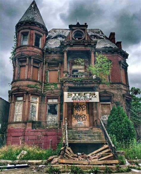 44 Eerie Abandoned Houses From Around The World