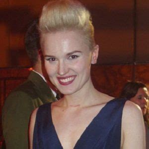 Veronica Roth - Age, Family, Bio | Famous Birthdays