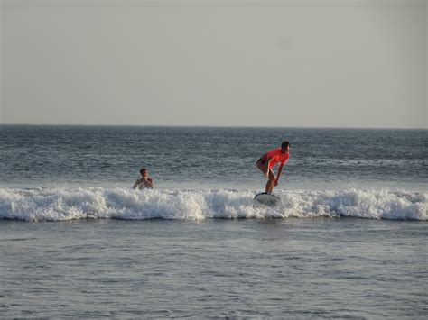 👉 Beginner Surfing in Panama – Surf Lessons & Packages