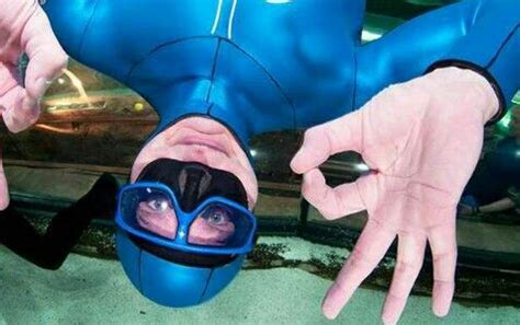 Guinness World Record Holding Breath Underwater - Rekod di Dunia